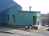 V tomto dom Gabriela Koukalová bydlí dnes. Graffiti jí urit nevadí.