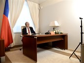 Milo Zeman bhem videokonferenního summitu íny s evropskými zemmi.