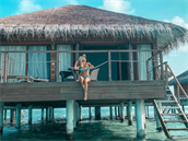 Eva Perkausová se na Maledivách dopává luxus rozlehlého resortu.