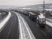 Kolona kamion se na dálnici D8 protáhla na eské stran a k Ústí nad Labem.