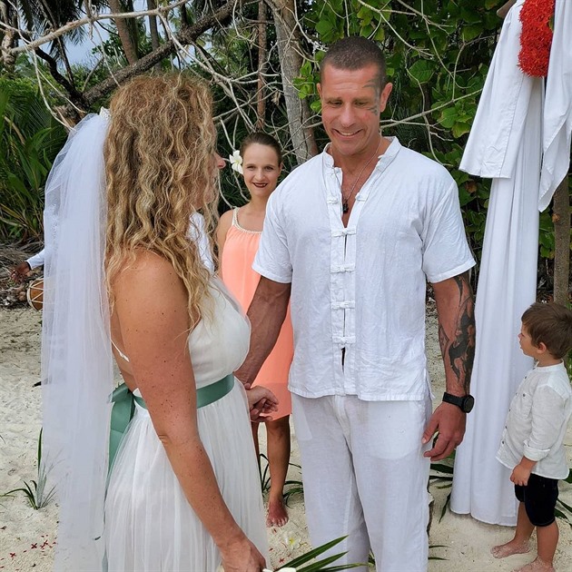 Robert Rosenberg s manželkou Petrou při romantickém obřadu na Maledivách