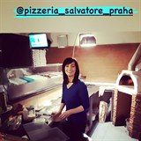 Daniela Šinkorová vypomáhá v pizzerii.