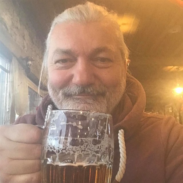 Daniel Hlka vyrazil do restaurace eberk. Pivo mu zd se chutnalo.