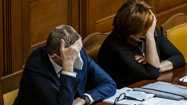 Nárst nov nakaených se zrychluje. 