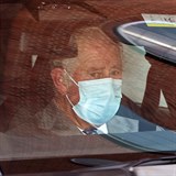 Princ Charles přijíždí za princem Filipem do nemocnice.