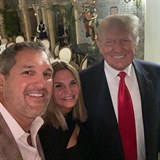 Donald Trump s fanoušky, kteří ho odchytili, když byl na večeři s Melanií.