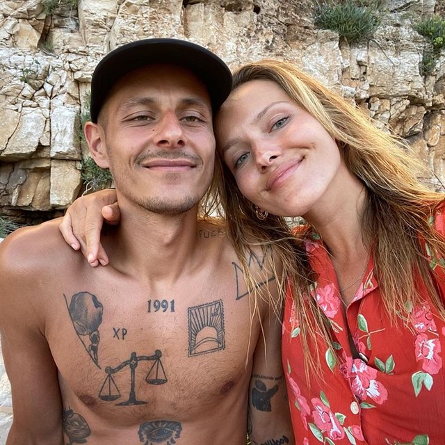 Linda Barto�ov� s fotbalistou Tom�em Ku�erou