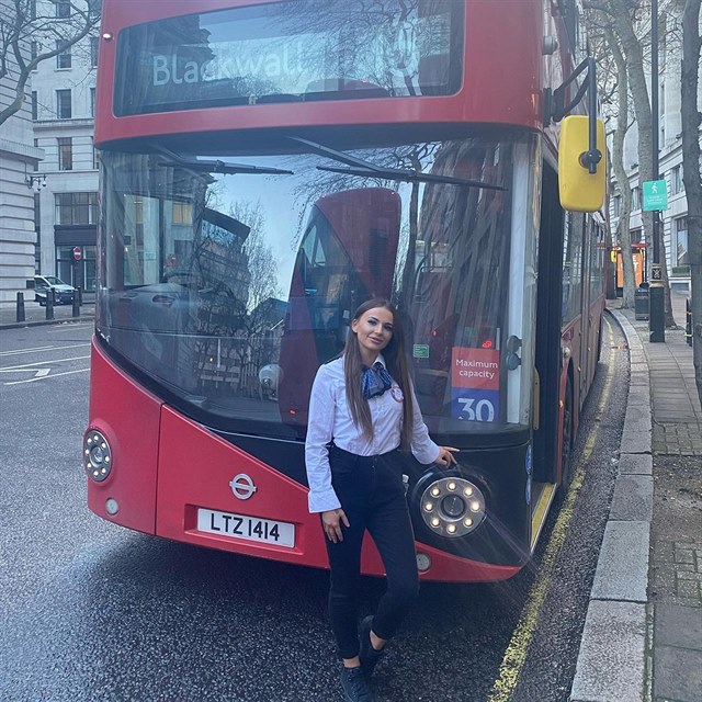 Jodie d autobusy v Londn.