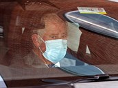 Princ Charles pijídí za princem Filipem do nemocnice.