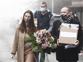 Kateina Zemanová nese dárky pro zdravotníky.