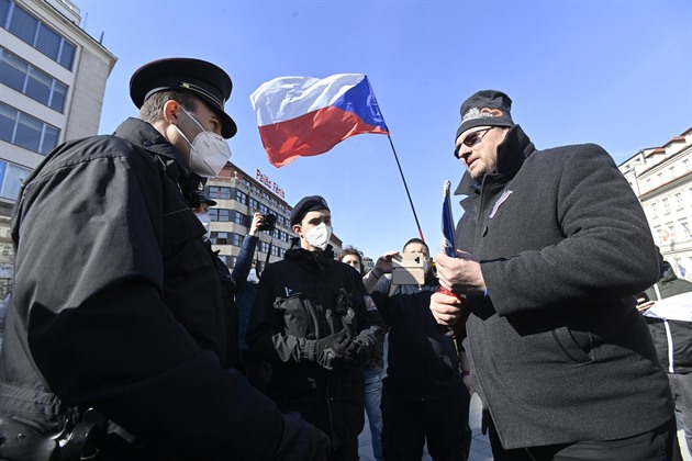 Poslanec Lubomír Volný hovoí s policisty na demonstraci, kterou uspoádala 7....