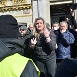 Jana Peterková na nedělní protivládní demonstraci. Respirátor či roušku bychom...