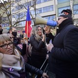 Jana Peterkov na nedln protivldn demonstraci. Respirtor i rouku bychom...