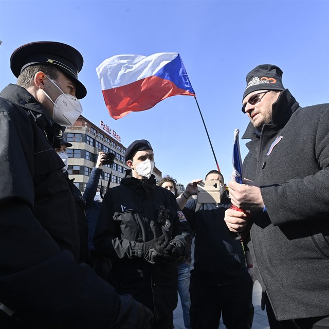 Poslanec Lubomír Volný hovoří s policisty na demonstraci, kterou uspořádala 7....