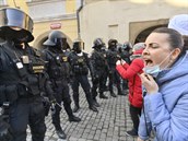 Policisté brání na Staromstském námstí v Praze ve vstupu lidem, kteí se 7....