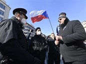 Poslanec Lubomír Volný hovoí s policisty na demonstraci, kterou uspoádala 7....