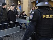 Policisté brání na Staromstském námstí v Praze ve vstupu lidem, kteí se 7....