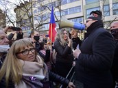 Jana Peterková na nedělní protivládní demonstraci. Respirátor či roušku bychom...