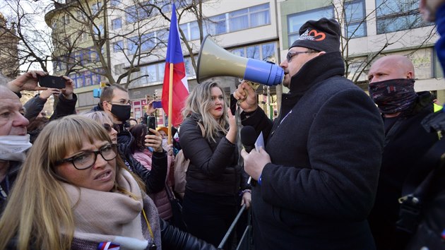 Jana Peterkov na nedln protivldn demonstraci. Respirtor i rouku bychom na jejch stech jenom tko hledali.