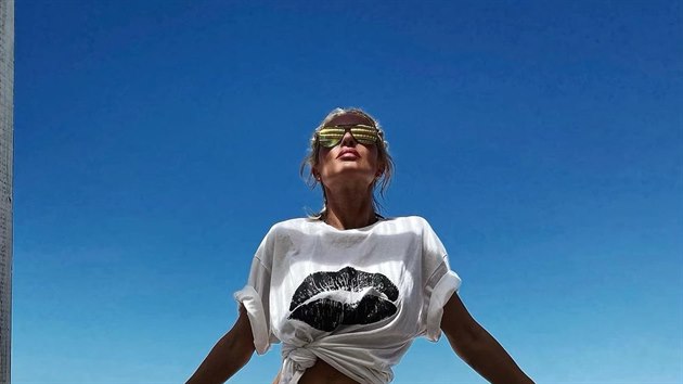 Simona Krainov se slun na ostrov Svat Martin a mysl na vs. A mon i retuuje fotky, vimnte si podivn zvlnnho moe...