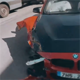 BMW skonilo se zdemolovanm bokem.