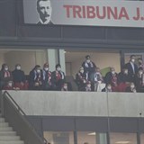 Takto vypadala tribuna na zpase Slavie tentokrt.