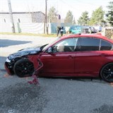 Zfetovan mladk v BMW v Hradci Krlov naboural i auto kapely Poetika.