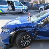 Zfetovan mladk v BMW v Hradci Krlov naboural i auto kapely Poetika. Smetl...