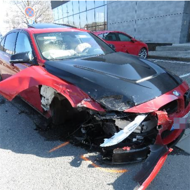 Nsledky dopravn nehody, kterou zavinil idi BMW.