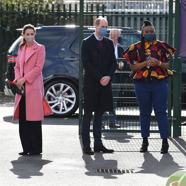 Prince William s vvodkyn Kate pi nvtv londnsk koly.
