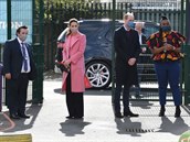 Prince William s vévodkyní Kate pi návtv londýnské koly.