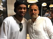 Karel Poborský s legendárním Brazilcem Ronaldinho