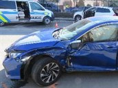 Zfetovaný mladík v BMW v Hradci Králové naboural i auto kapely Poetika. Smetl...