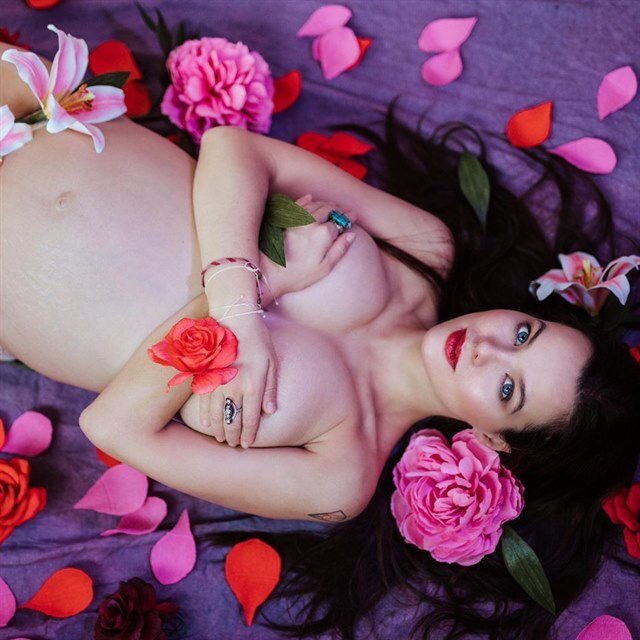 Další odvážné těhotenské snímky Lilie Khousnoutdinové.