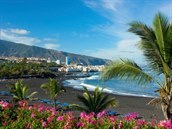 Na Tenerife najdete hlavn pláe s erným pískem, který odkazuje na sopený...