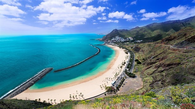 Na Tenerife najdete hlavn pláe s erným pískem, Výjimkou je umle vytvoená...