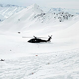 Fotografie zříceného vrtulníku, ve kterém zahynul podnikatel Petr Kellner.