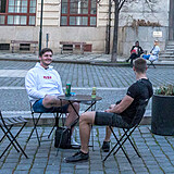 Vládní nařízení sice zakazují konzumace alkoholu na veřejnosti, před pražským...