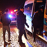 Policisté lustrovali každého, kdo byl po zákazu vycházení ještě v ulicích Prahy.
