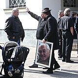 Poheb svtov uznvanho onglra Ferdinanda Berouska.