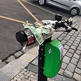 I takto končí koloběžky a kola v ulicích Prahy.