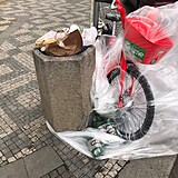 I takto končí koloběžky a kola v ulicích Prahy.