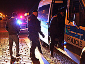 Policisté lustrovali kadého, kdo byl po zákazu vycházení jet v ulicích Prahy.