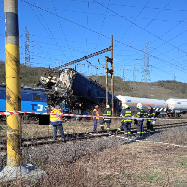 Jeden člověk zemřel při srážce dvou nákladních vlaků u obce Světec na Teplicku....