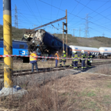 Jeden člověk zemřel při srážce dvou nákladních vlaků u obce Světec na Teplicku....
