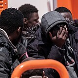 Migranti, kteří byli zachráněni španělskou záchrannou organizací a přivezeni do...