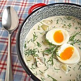 Uvařená vejce se náramně hodí i do polévka, třeba do kulajdy.