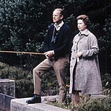 Princ Filip s manželkou Alžbětou II. na rybách