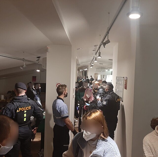 V podkrovnm byt v Praze bylo 56 lid.