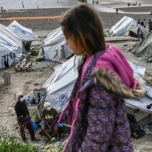 Migranti se v tboe Kara Tepe potkaj s tragickmi podmnkami.